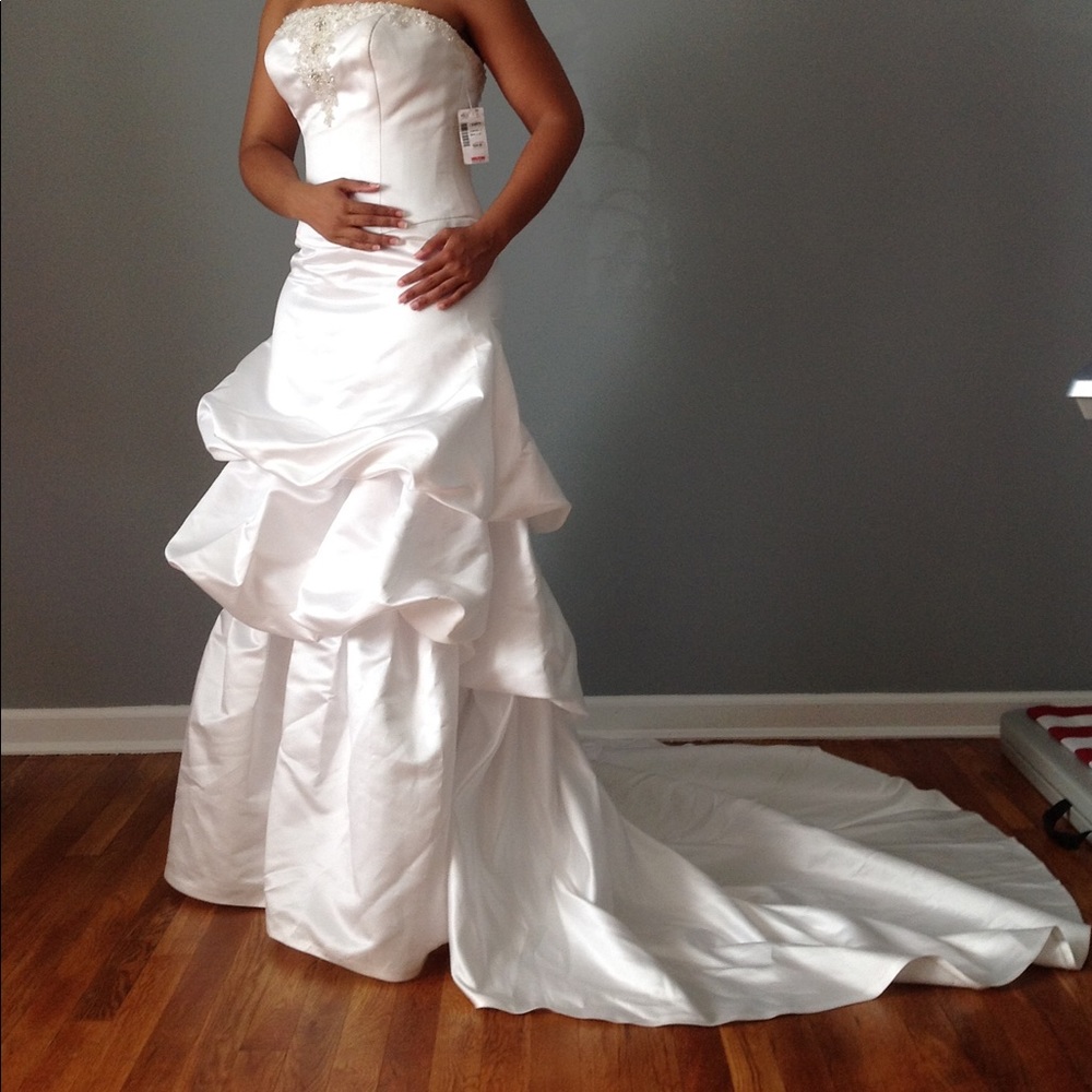 ***Brand New***Wedding Gown!!